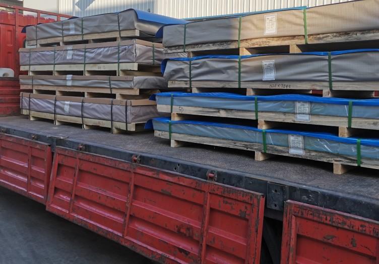 5052铝板5*1500中厚铝卷开平后的核心优势‌：  ‌高精度与平整度‌：开平后表面平整，适合对精度要求高的加工，如汽车部件、模具制造。  ‌轻量化与强度‌：5052铝镁合金密度低，强度适中，能有效减重同时保持结构稳定，适合轨道交通、建筑幕墙。  ‌耐腐蚀性强‌：天然防锈，适合潮湿或腐蚀性环境，如船舶、化工设备。  ‌加工性能好‌：易焊接、成形，可折弯、冲压，适合复杂结构件。  ‌应用广泛‌：从车体、幕墙到船舶、模具，覆盖多个工业领域。  ‌规格灵活‌：厚度0.15-50mm、宽度100-2000mm可定制，5*1500mm为常见现货尺寸